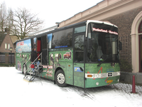 908056 Afbeelding van de 'Riftourbus' met de reizende tentoonstelling 'Marokkanen in Nederland 1950-1973', op het ...